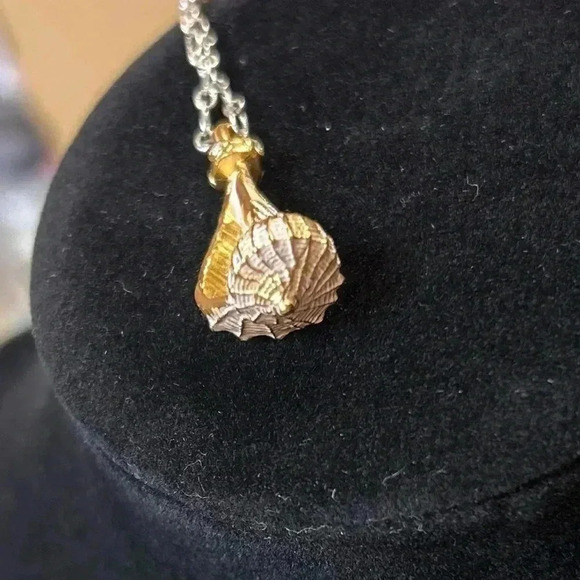 Brighton Lightening Whelk Shell- Shells Around the World Gold Tone Necklace - Picture 3 of 6